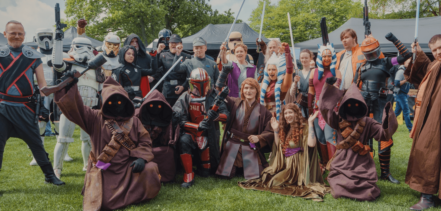Sci-Fi-inspirierte Vereinsgruppe bei einer öffentlichen Veranstaltung